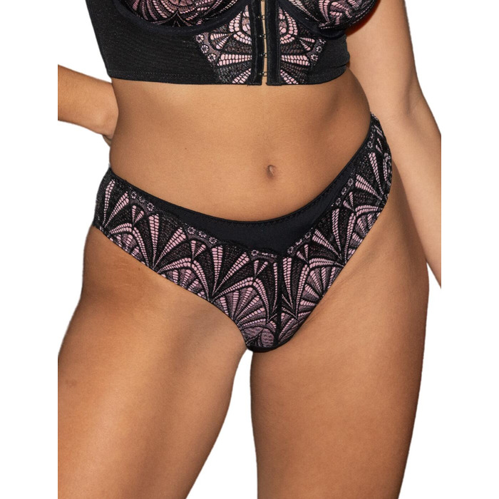 Pour Moi New Romance Brief